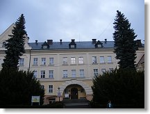 Anténa windom před budovou gymnázia